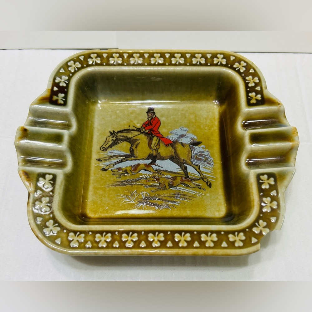 Vintage ashtray Wade Irish porcelain, made in Ireland. Has chips noted in photo